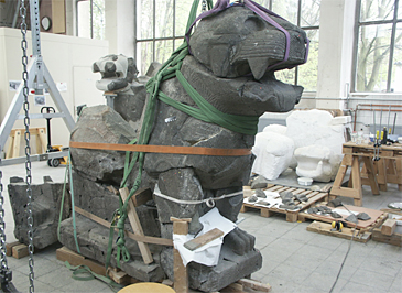 Skulptur einer Löwin während der Restaurierungsarbeiten (Foto: C. Schneider).