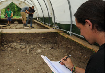 Studierende beim Dokumentieren auf dem Grabungsfeld.