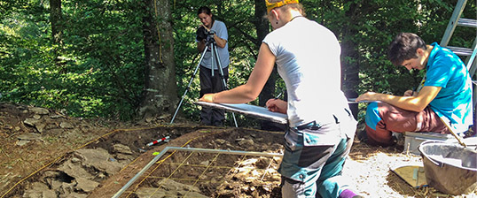 Studierende am Dokumentieren auf der Lehrgrabung Reiden, Brättschälleberg