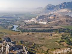 Blick von der Burg Yılankale auf die andere Flussseite mit dem Sirkeli Höyük.