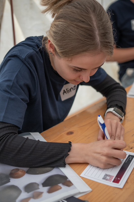 Studentin, die einen Fundzettel ausfüllt.